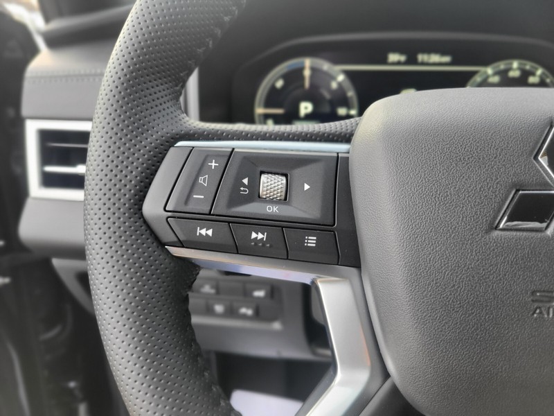 Mitsubishi Outlander Plug-In Hybrid Vehicle Full-screen Gallery Image 24