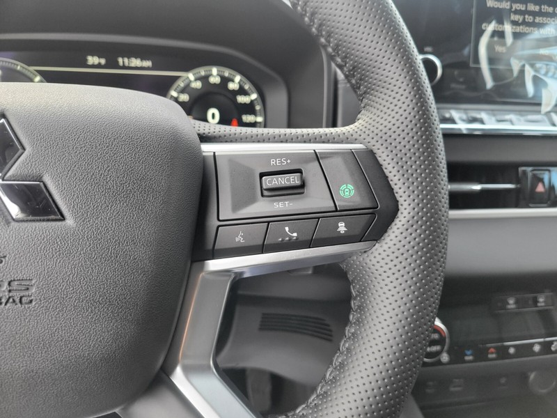 Mitsubishi Outlander Plug-In Hybrid Vehicle Full-screen Gallery Image 25