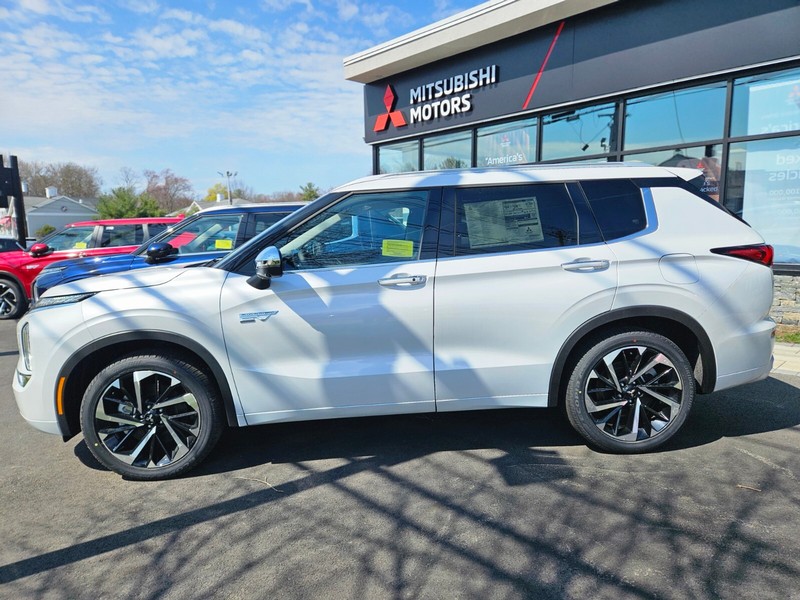 Mitsubishi Outlander Plug-In Hybrid Vehicle Full-screen Gallery Image 02