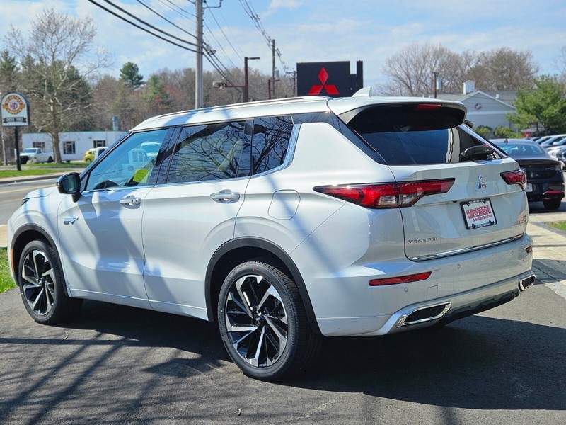Mitsubishi Outlander Plug-In Hybrid Vehicle Full-screen Gallery Image 03