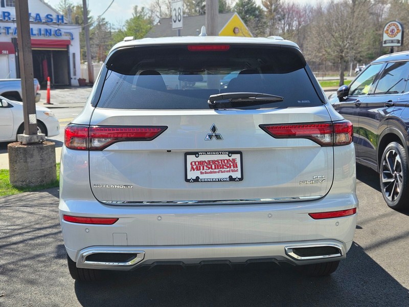 Mitsubishi Outlander Plug-In Hybrid Vehicle Full-screen Gallery Image 04