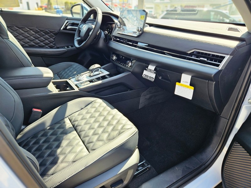 Mitsubishi Outlander Plug-In Hybrid Vehicle Full-screen Gallery Image 05