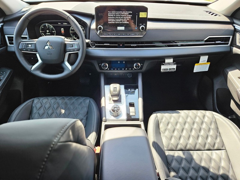 Mitsubishi Outlander Plug-In Hybrid Vehicle Full-screen Gallery Image 06