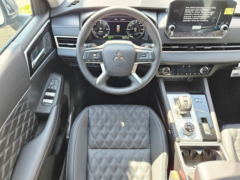 Mitsubishi Outlander Plug-In Hybrid Vehicle Full-screen Gallery Image 07