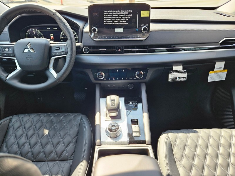 Mitsubishi Outlander Plug-In Hybrid Vehicle Full-screen Gallery Image 08