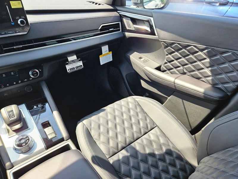 Mitsubishi Outlander Plug-In Hybrid Vehicle Full-screen Gallery Image 09