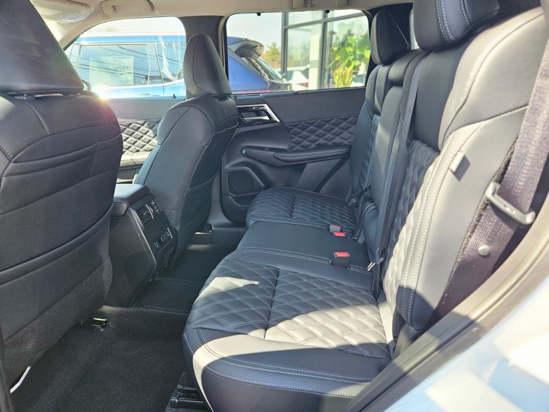 Mitsubishi Outlander Plug-In Hybrid Vehicle Full-screen Gallery Image 10