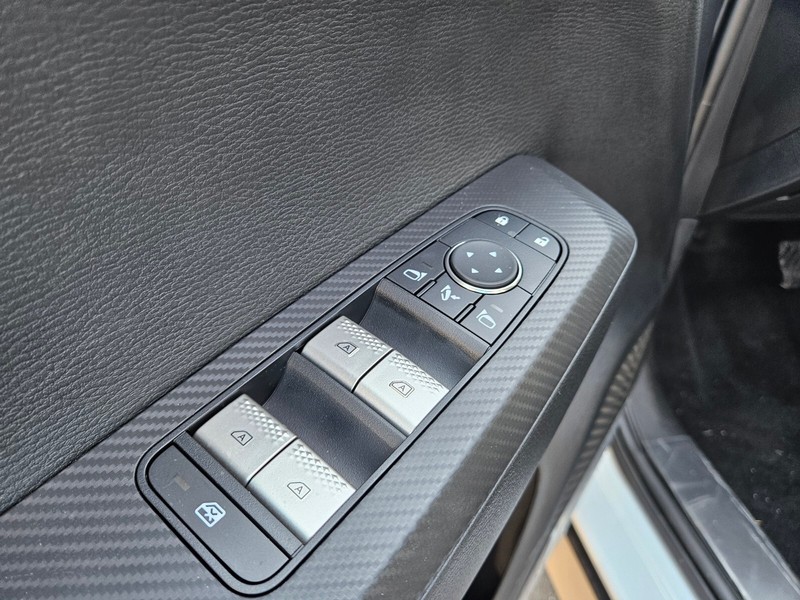 Mitsubishi Outlander Plug-In Hybrid Vehicle Full-screen Gallery Image 11