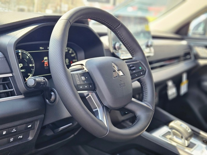 Mitsubishi Outlander Plug-In Hybrid Vehicle Full-screen Gallery Image 12