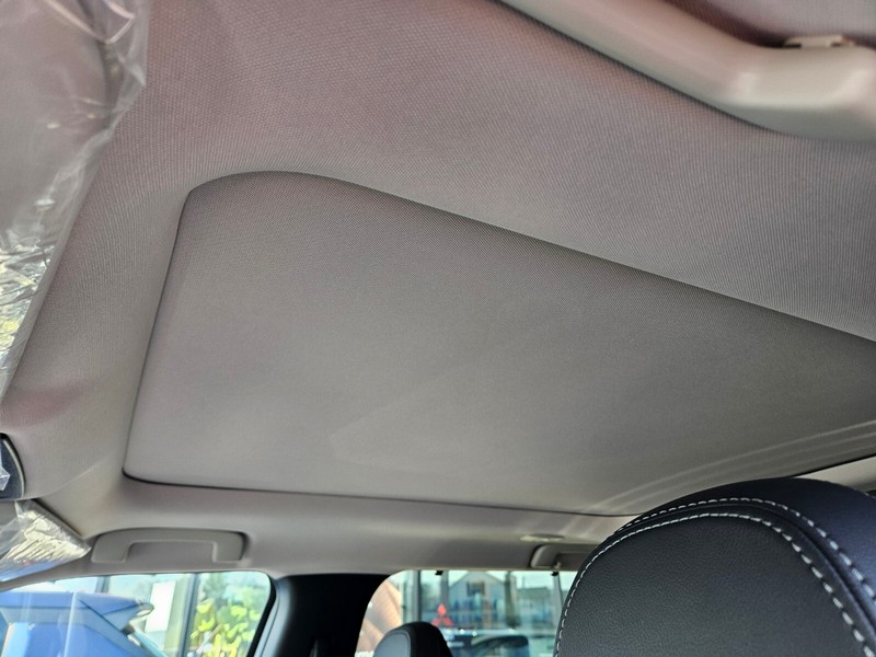 Mitsubishi Outlander Plug-In Hybrid Vehicle Full-screen Gallery Image 14