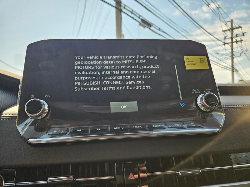 Mitsubishi Outlander Plug-In Hybrid Vehicle Full-screen Gallery Image 15