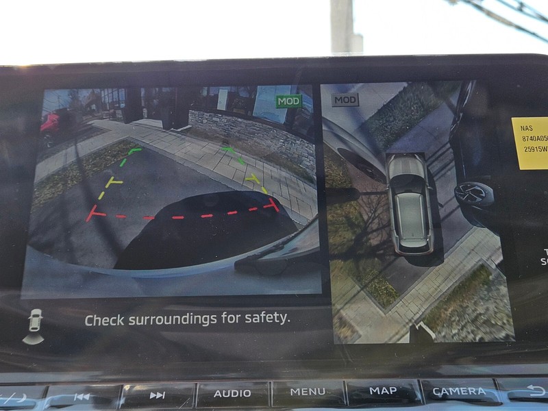 Mitsubishi Outlander Plug-In Hybrid Vehicle Full-screen Gallery Image 16