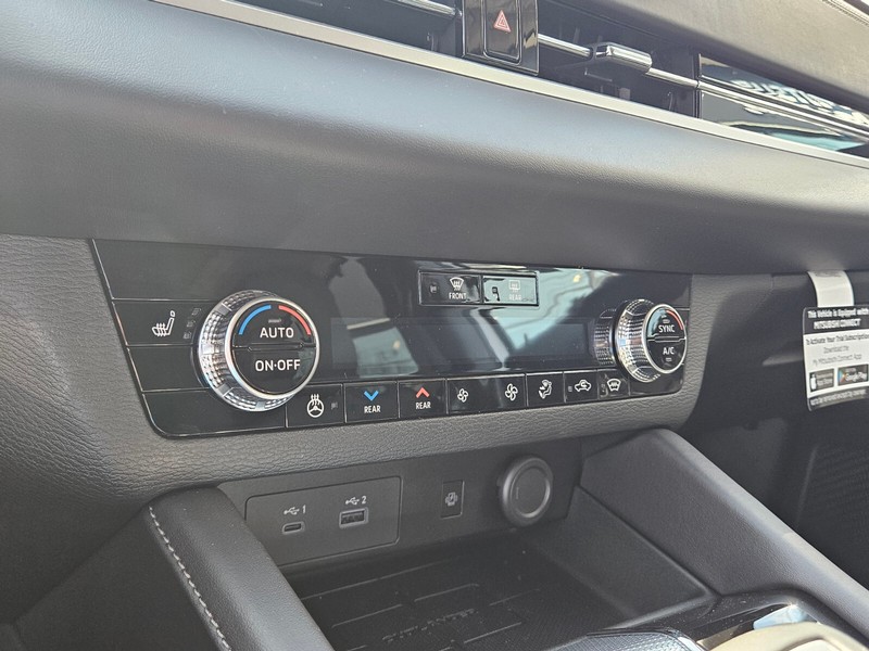 Mitsubishi Outlander Plug-In Hybrid Vehicle Full-screen Gallery Image 17