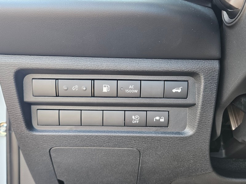 Mitsubishi Outlander Plug-In Hybrid Vehicle Full-screen Gallery Image 18