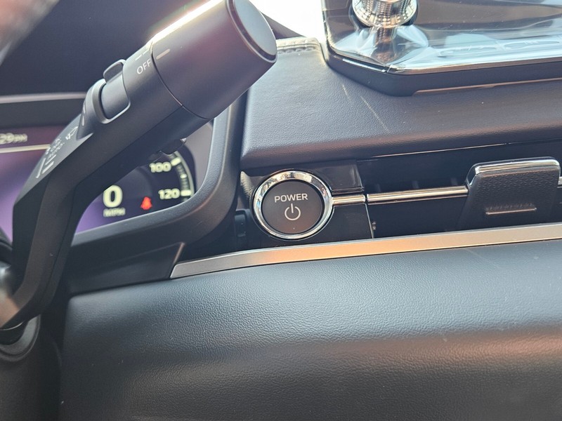 Mitsubishi Outlander Plug-In Hybrid Vehicle Full-screen Gallery Image 19