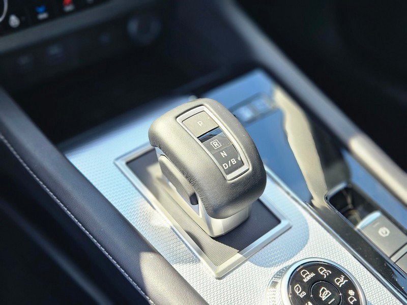 Mitsubishi Outlander Plug-In Hybrid Vehicle Full-screen Gallery Image 20