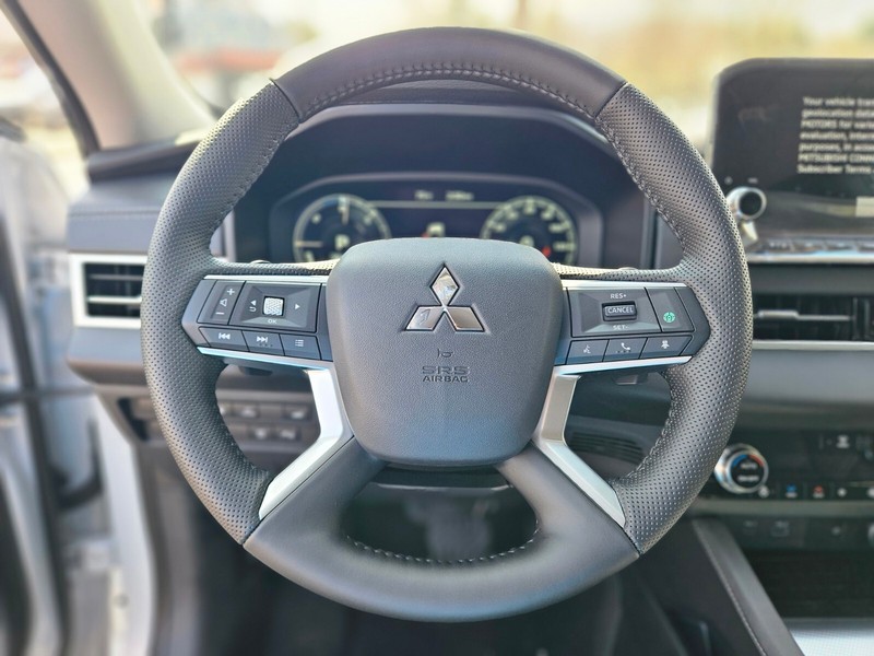 Mitsubishi Outlander Plug-In Hybrid Vehicle Full-screen Gallery Image 21