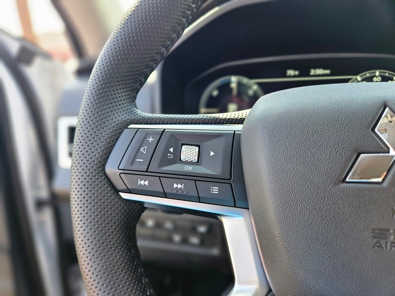 Mitsubishi Outlander Plug-In Hybrid Vehicle Full-screen Gallery Image 22