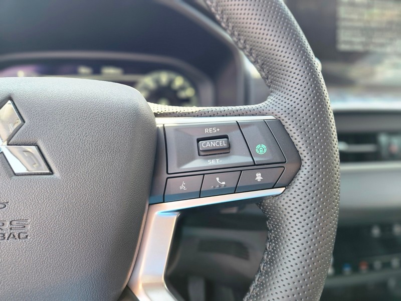 Mitsubishi Outlander Plug-In Hybrid Vehicle Full-screen Gallery Image 23