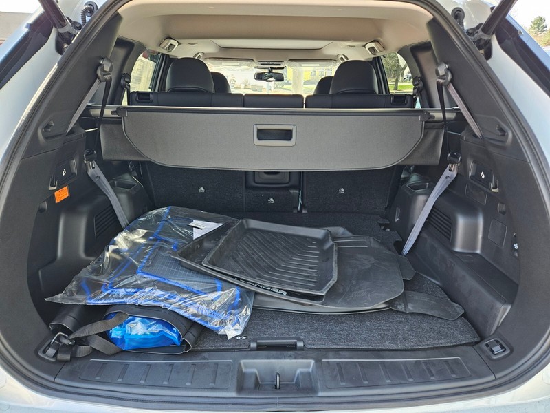 Mitsubishi Outlander Plug-In Hybrid Vehicle Full-screen Gallery Image 24