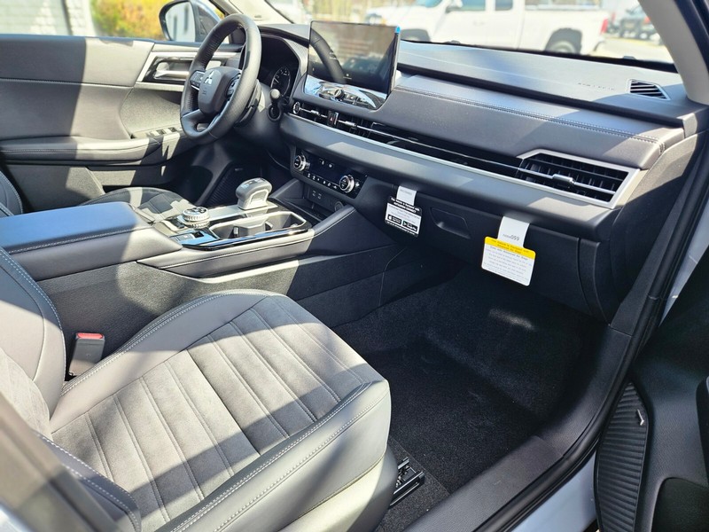 Mitsubishi Outlander Vehicle Full-screen Gallery Image 05