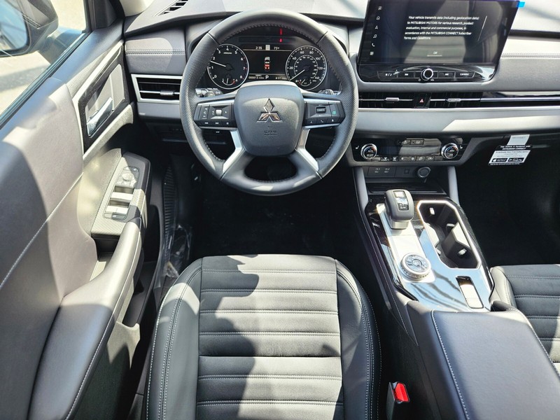 Mitsubishi Outlander Vehicle Full-screen Gallery Image 07