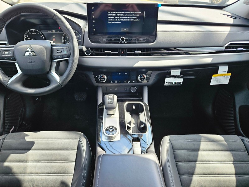 Mitsubishi Outlander Vehicle Full-screen Gallery Image 08