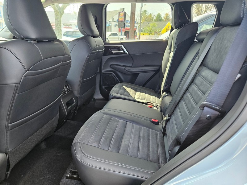 Mitsubishi Outlander Vehicle Full-screen Gallery Image 10