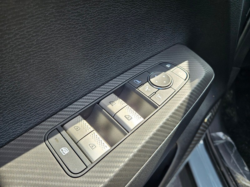 Mitsubishi Outlander Vehicle Full-screen Gallery Image 11