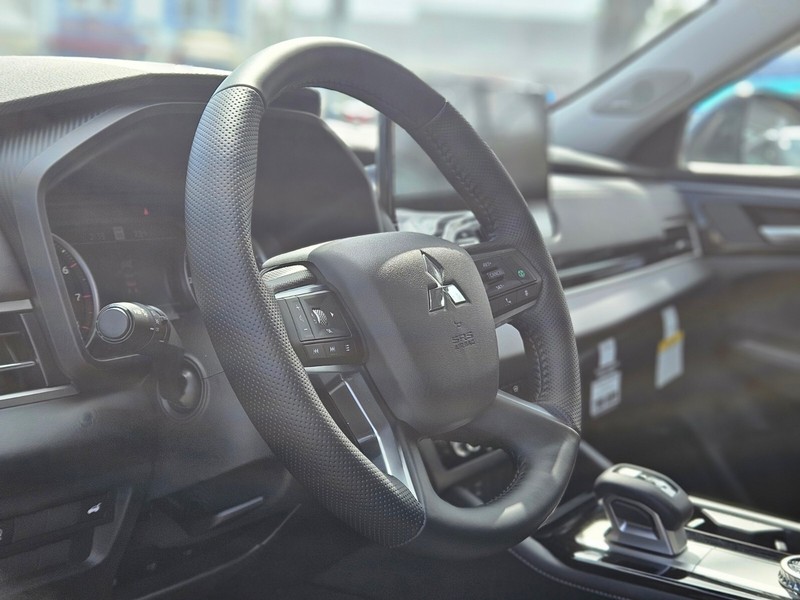 Mitsubishi Outlander Vehicle Full-screen Gallery Image 12