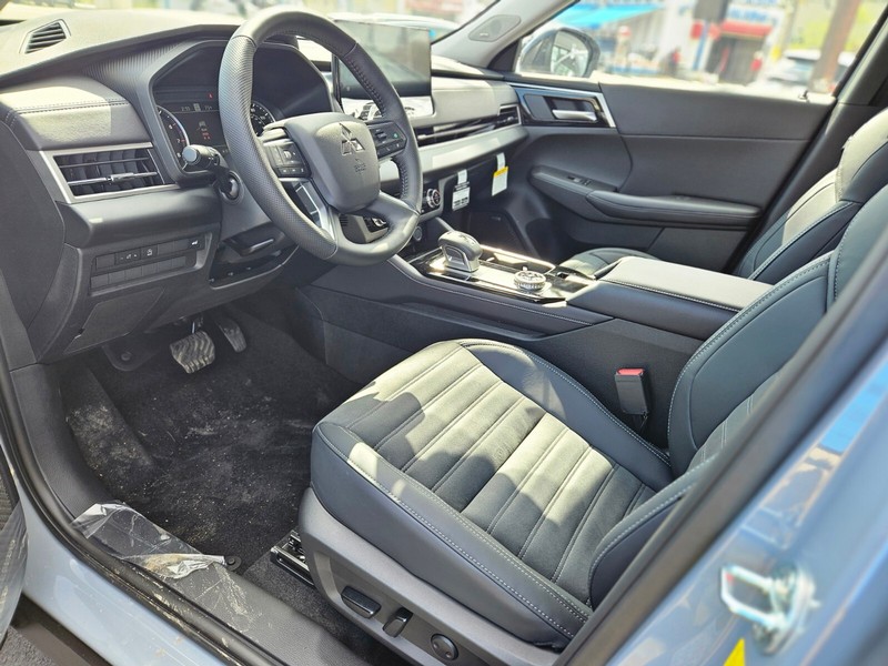 Mitsubishi Outlander Vehicle Full-screen Gallery Image 13