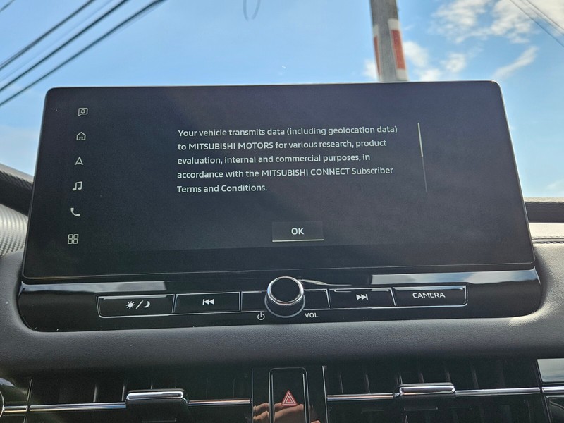 Mitsubishi Outlander Vehicle Full-screen Gallery Image 15