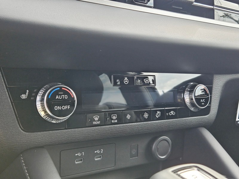 Mitsubishi Outlander Vehicle Full-screen Gallery Image 17