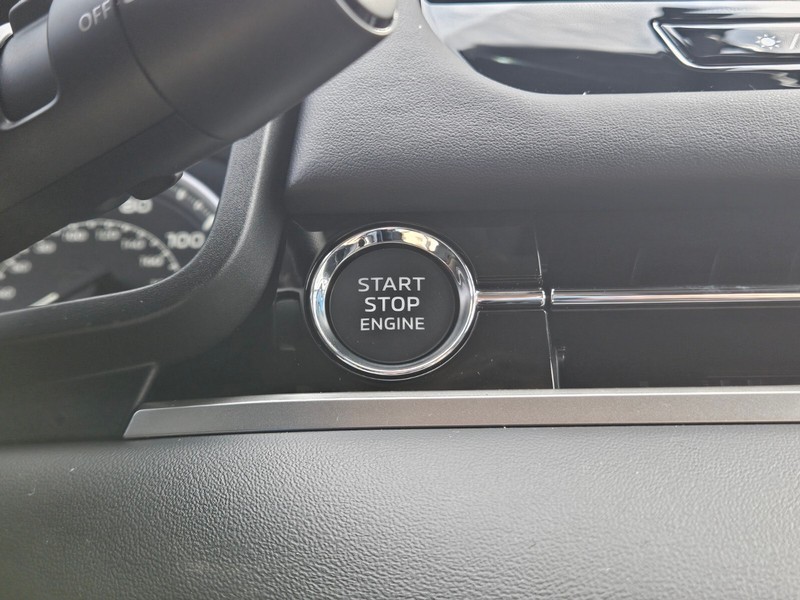 Mitsubishi Outlander Vehicle Full-screen Gallery Image 19