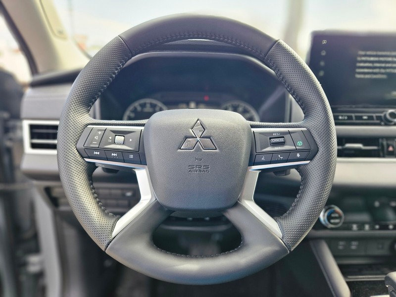 Mitsubishi Outlander Vehicle Full-screen Gallery Image 21