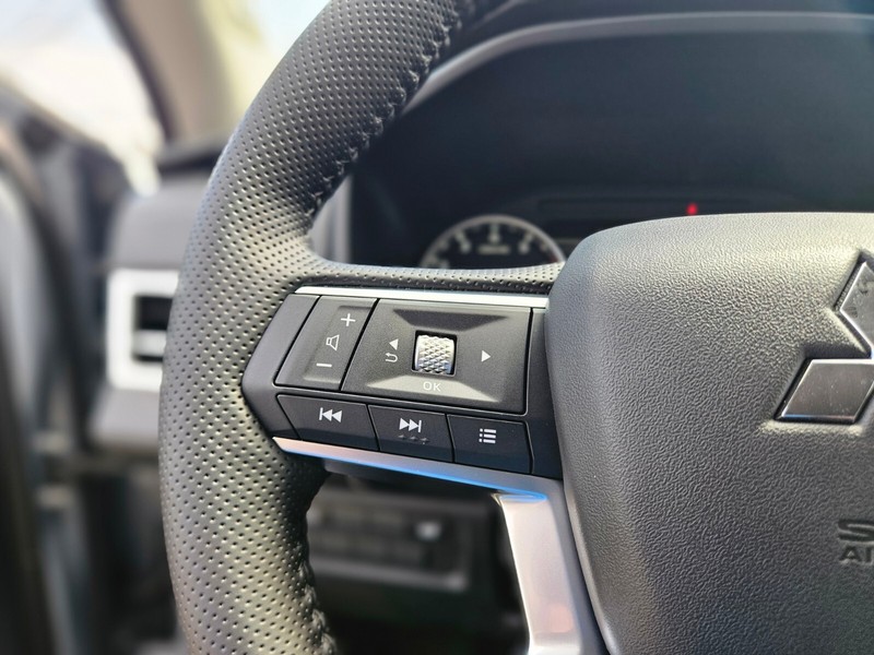 Mitsubishi Outlander Vehicle Full-screen Gallery Image 22