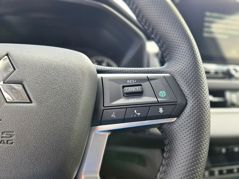 Mitsubishi Outlander Vehicle Full-screen Gallery Image 23