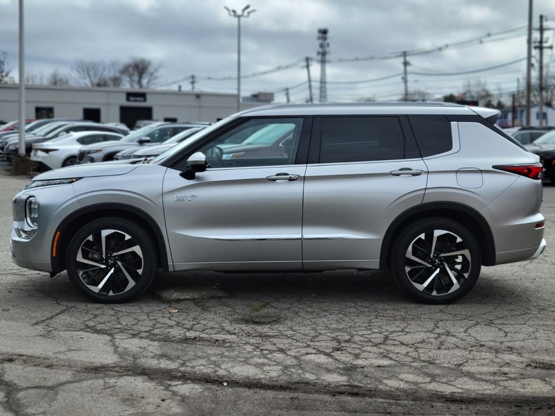 Mitsubishi Outlander PHEV Vehicle Full-screen Gallery Image 02