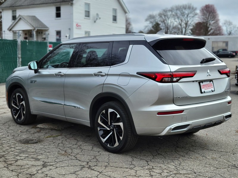 Mitsubishi Outlander PHEV Vehicle Full-screen Gallery Image 03