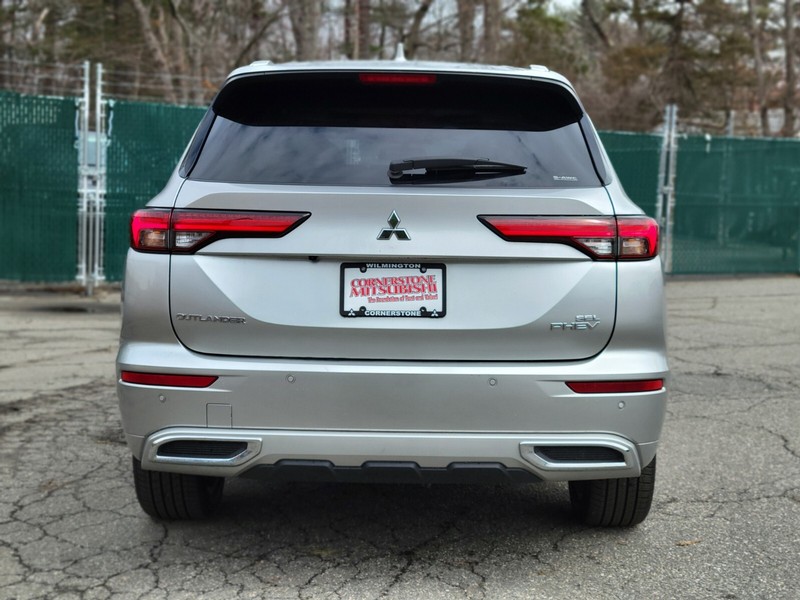 Mitsubishi Outlander PHEV Vehicle Full-screen Gallery Image 04