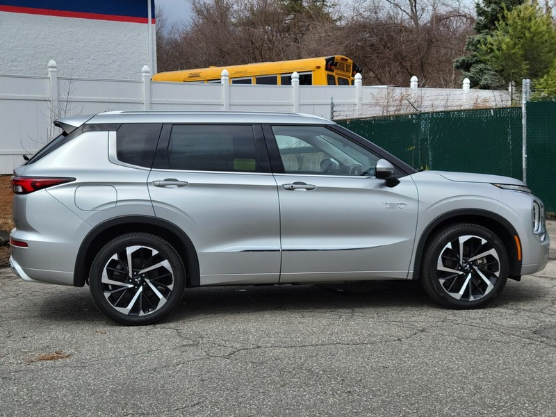 Mitsubishi Outlander PHEV Vehicle Full-screen Gallery Image 06