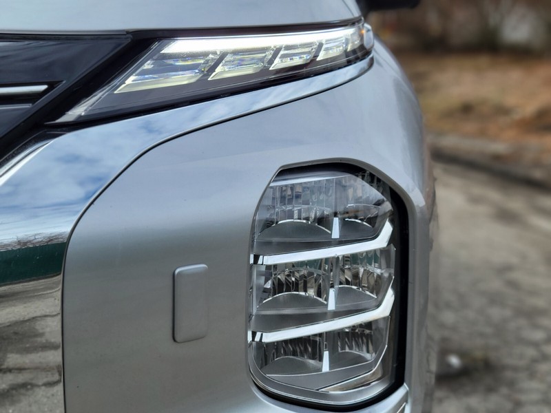 Mitsubishi Outlander PHEV Vehicle Full-screen Gallery Image 10