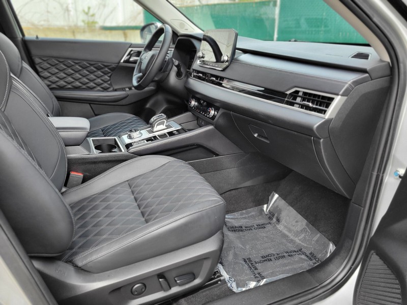Mitsubishi Outlander PHEV Vehicle Full-screen Gallery Image 11