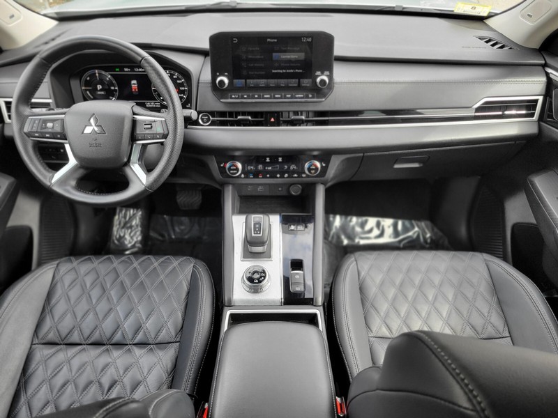 Mitsubishi Outlander PHEV Vehicle Full-screen Gallery Image 12