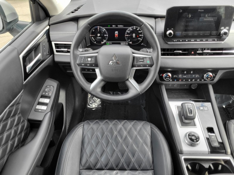 Mitsubishi Outlander PHEV Vehicle Full-screen Gallery Image 13