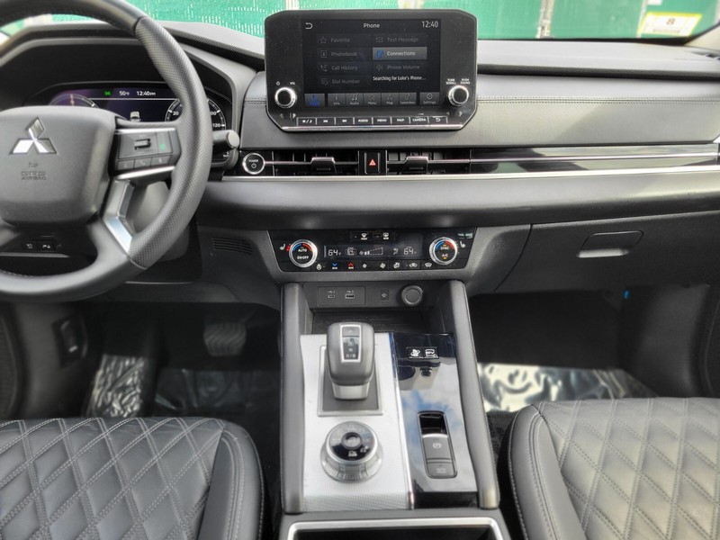 Mitsubishi Outlander PHEV Vehicle Full-screen Gallery Image 14