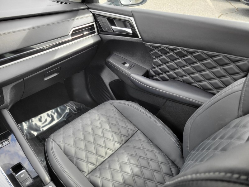 Mitsubishi Outlander PHEV Vehicle Full-screen Gallery Image 15