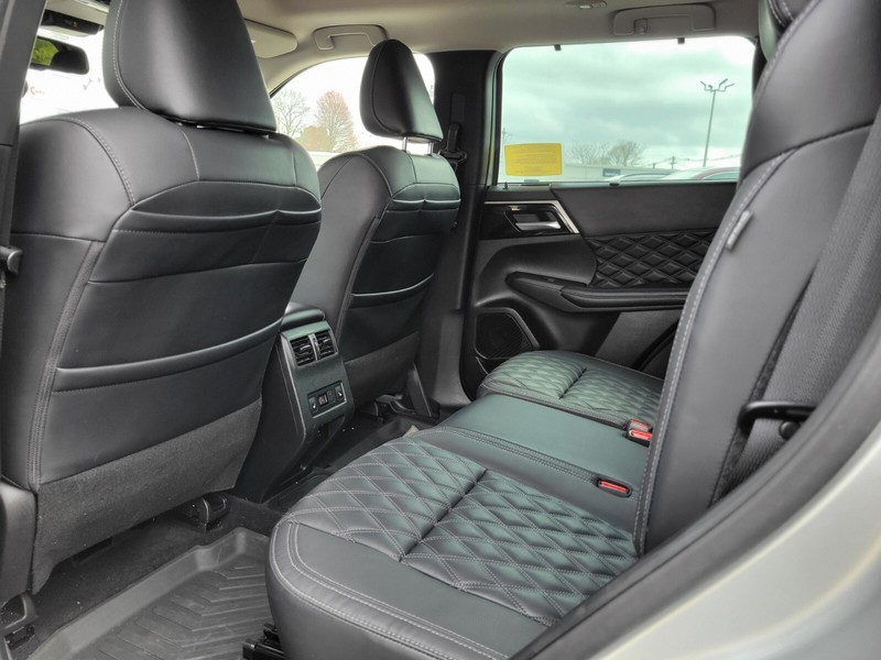 Mitsubishi Outlander PHEV Vehicle Full-screen Gallery Image 16