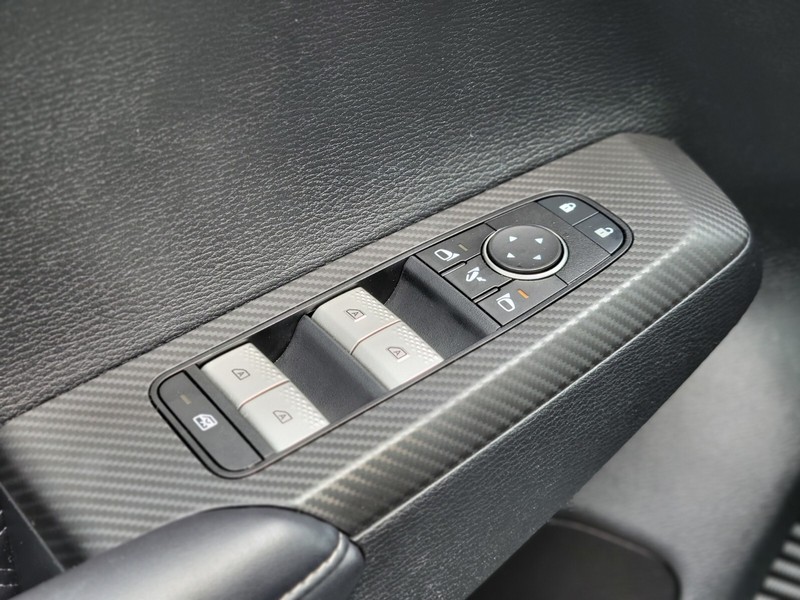 Mitsubishi Outlander PHEV Vehicle Full-screen Gallery Image 17