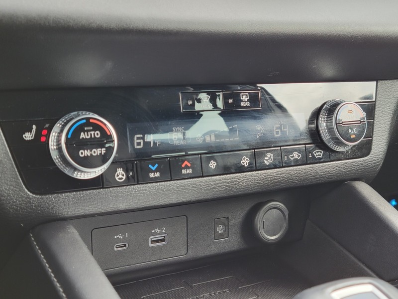 Mitsubishi Outlander PHEV Vehicle Full-screen Gallery Image 23